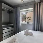 King Bed - Free Parking - Renovated June 2025 Apartament Bergen