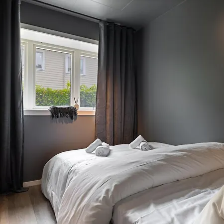 King Bed - Free Parking - Renovated June 2025 Leilighet