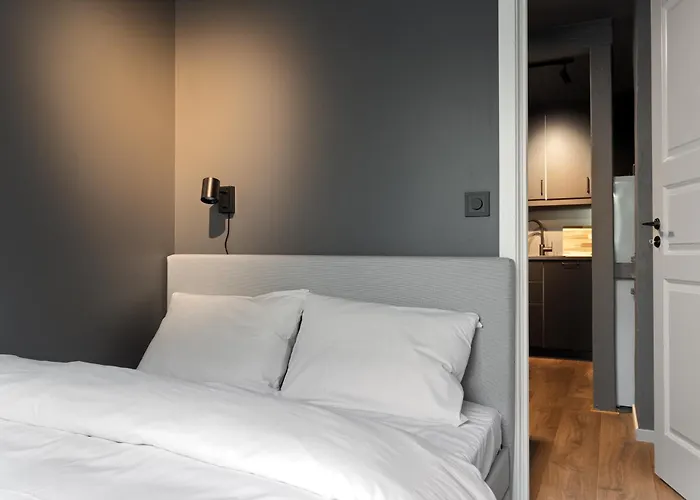 King Bed - Free Parking - Renovated June 2025 *