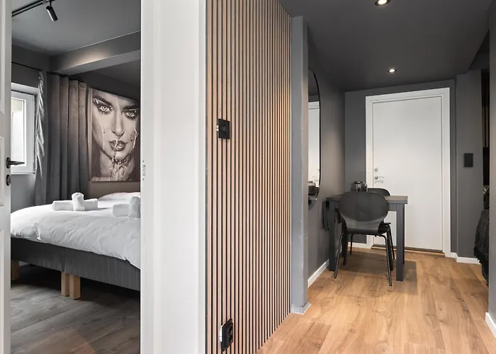 King Bed - Free Parking - Renovated June 2025